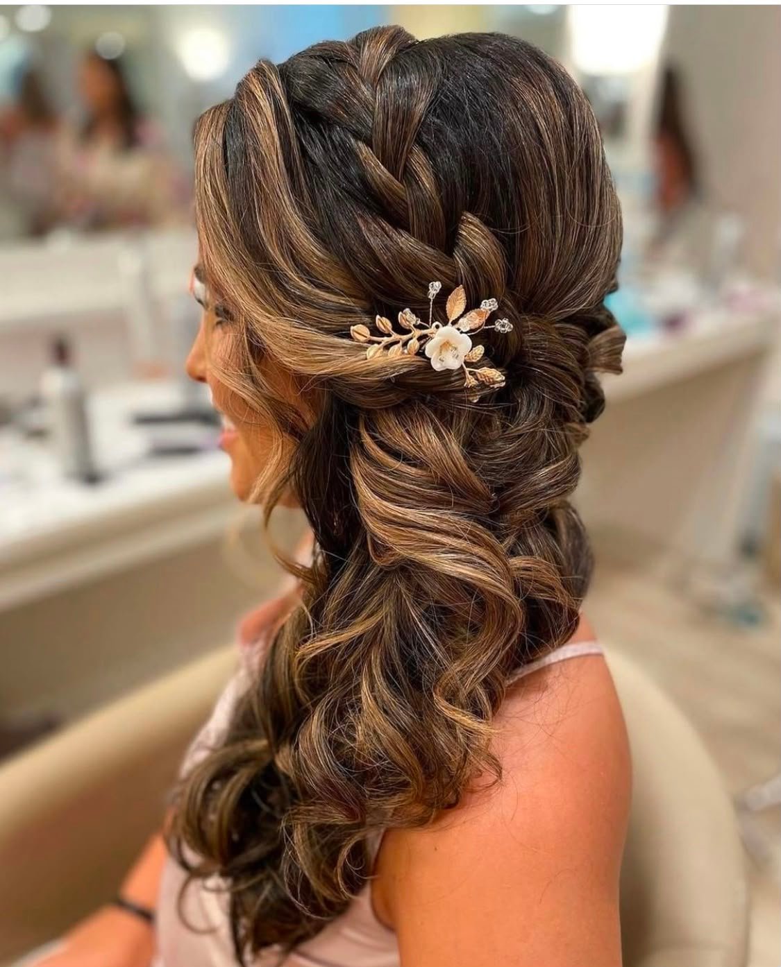 Acconciatura sposa con treccia e fiore